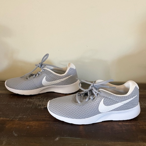 New without box Nike gray grey white size 7 lightweight sneakers - Picture 9 of 13